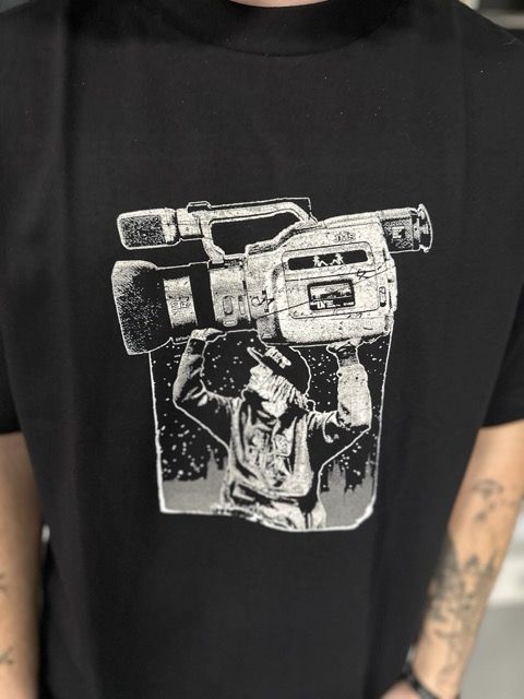 T krekls JMS Holding Camera
