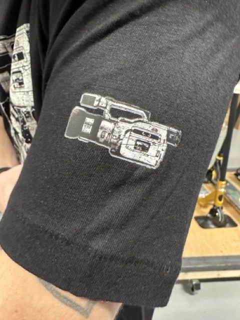 T krekls JMS Holding Camera